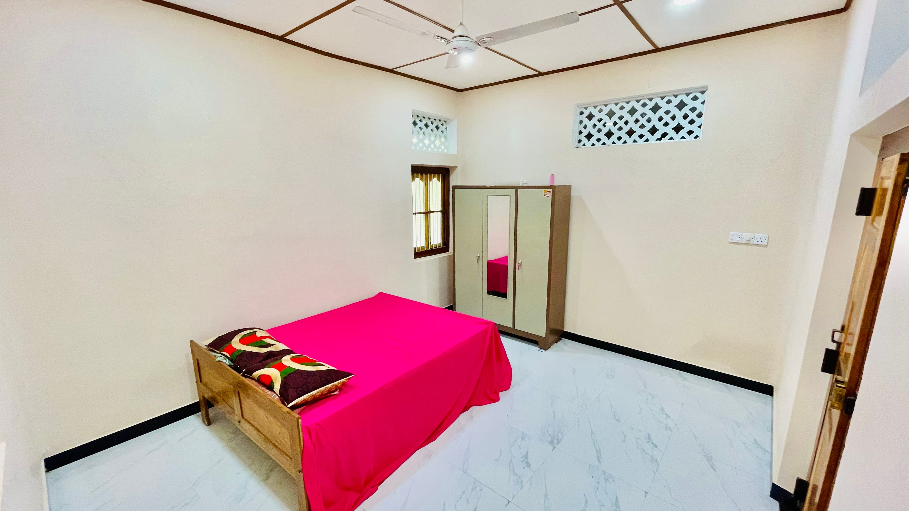 Palmyra Deluxe Room — Loga Guest House